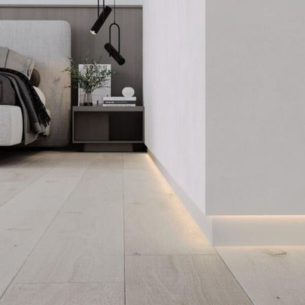 Zócalo oculto de aluminio con iluminación LED, con una altura de 60 mm