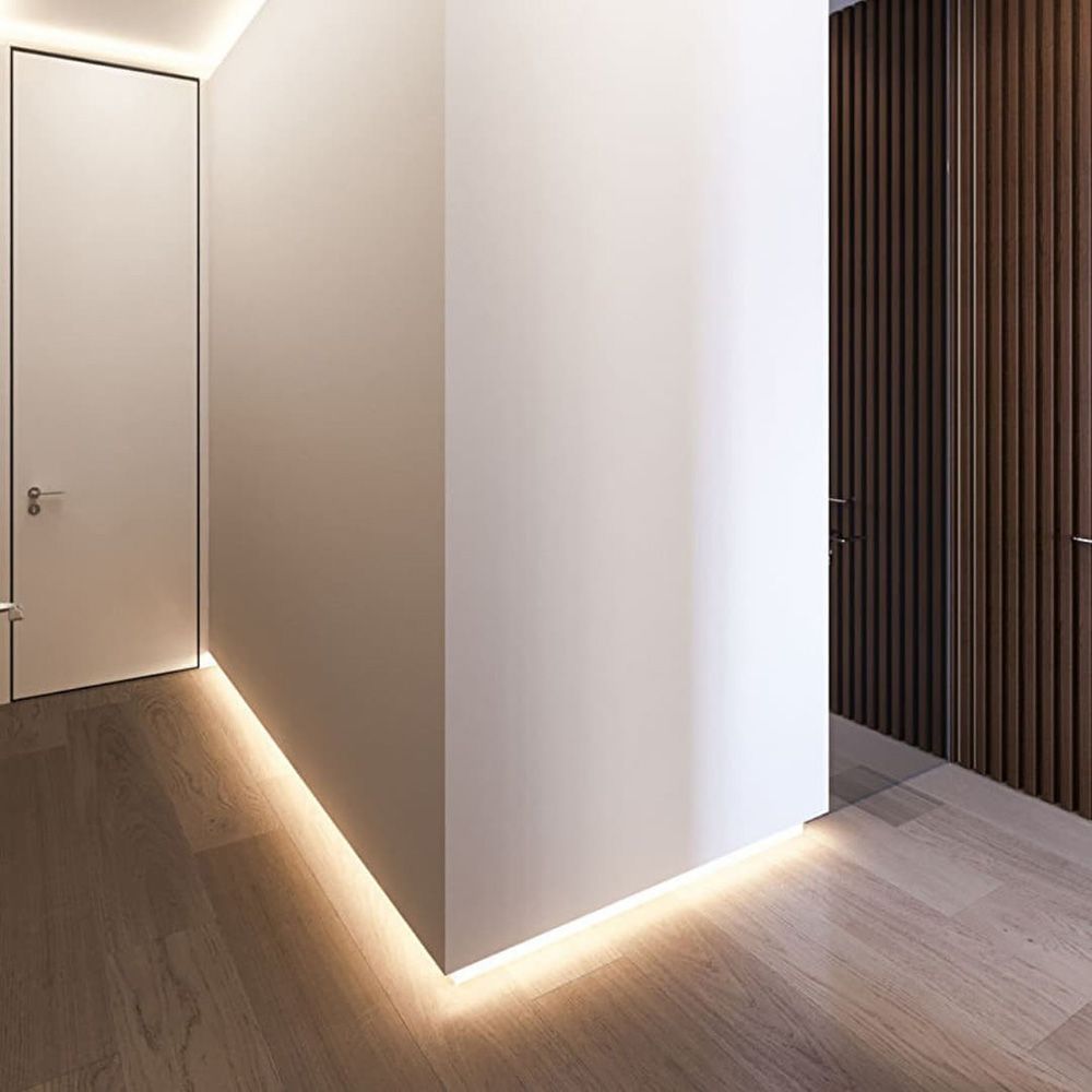Zócalo oculto de aluminio con iluminación LED, con una altura de 60 mm