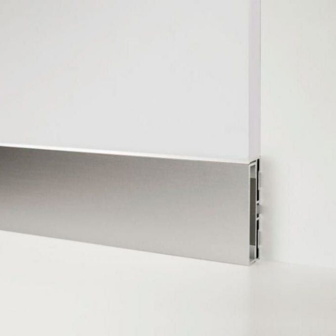 Inserto de aluminio para un zócalo oculto de 60 mm